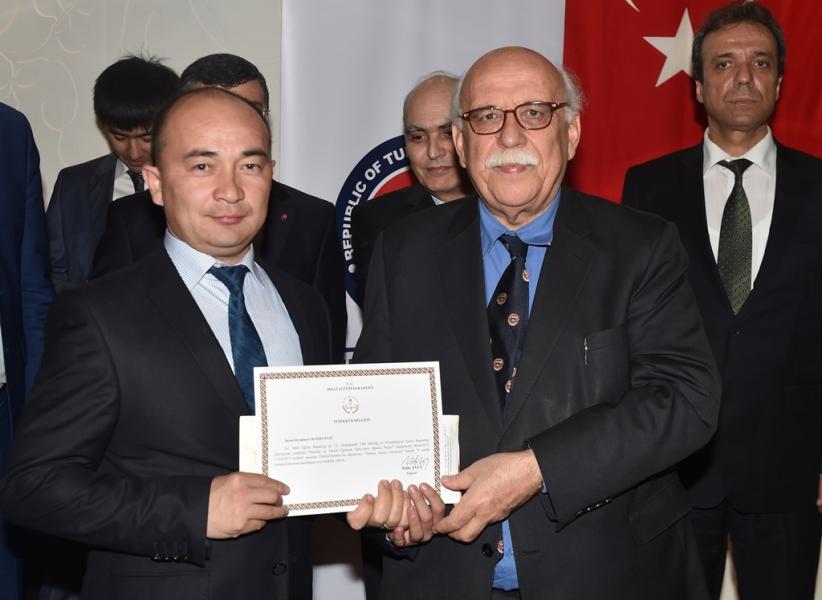Bakan Avcı´dan Kazak eğiticilere sertifika